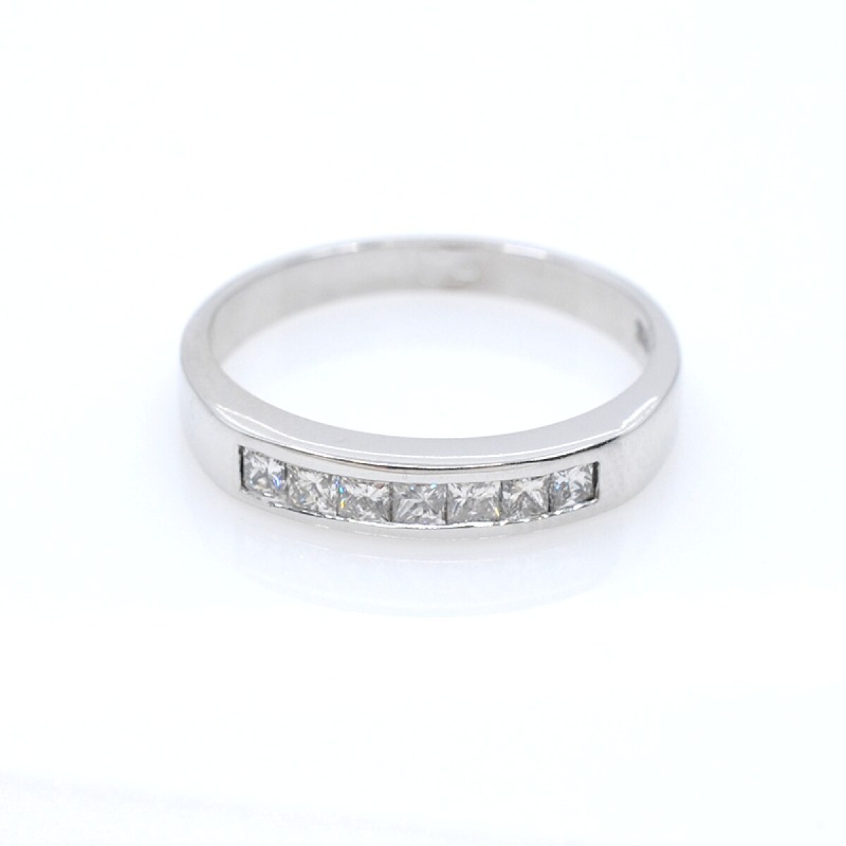 Anillo en oro 18k blanco y brillantes 