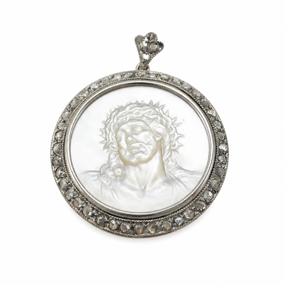 Medalla estilo antiguo, platino, oro 18K, diamantes y nácar cristo Medalla estilo antiguo, platino, oro 18K, diamantes y nácar cristo