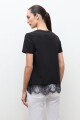 Remera oversized con encaje negro