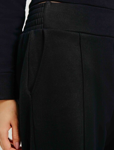 PANTALÓN BÁSICO CON BOLSILLO NEGRO