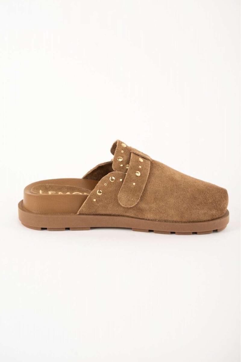 Zueco Gamuza Con Tachas - Camel 