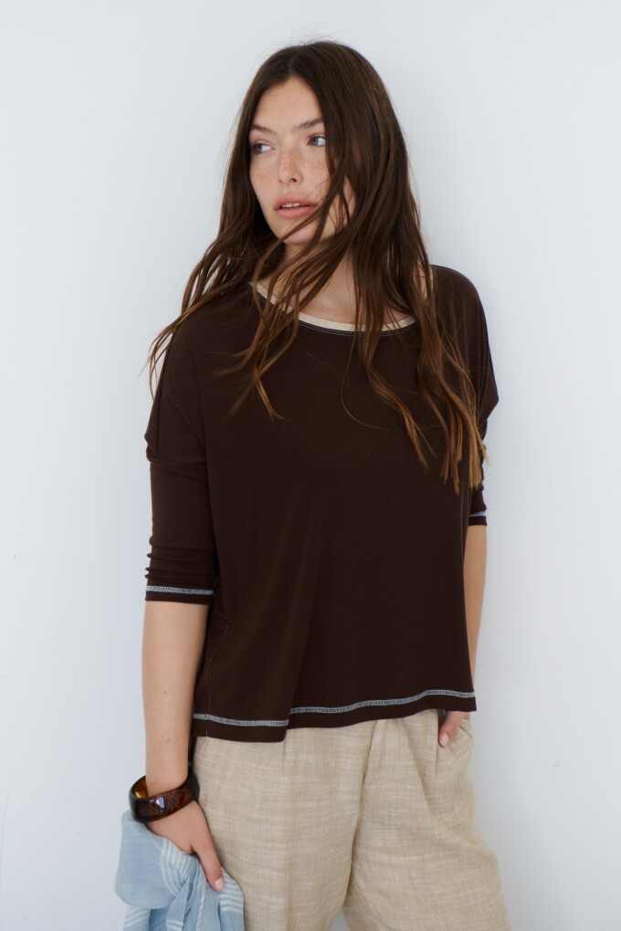 REMERA LIZA MARRON