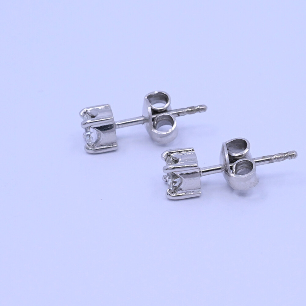 Caravanas oro 18k blanco engarce 4 puntas con brillantes. Caravanas oro 18k blanco engarce 4 puntas con brillantes.