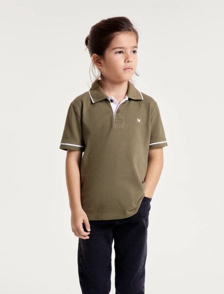 CAMISETA INFANTIL CON CUELLO Y BORDADO VERDE