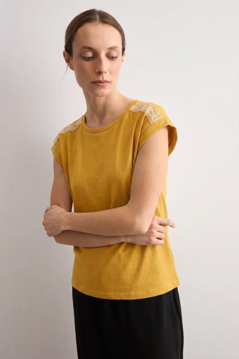 Remera puntilla de broderie maiz
