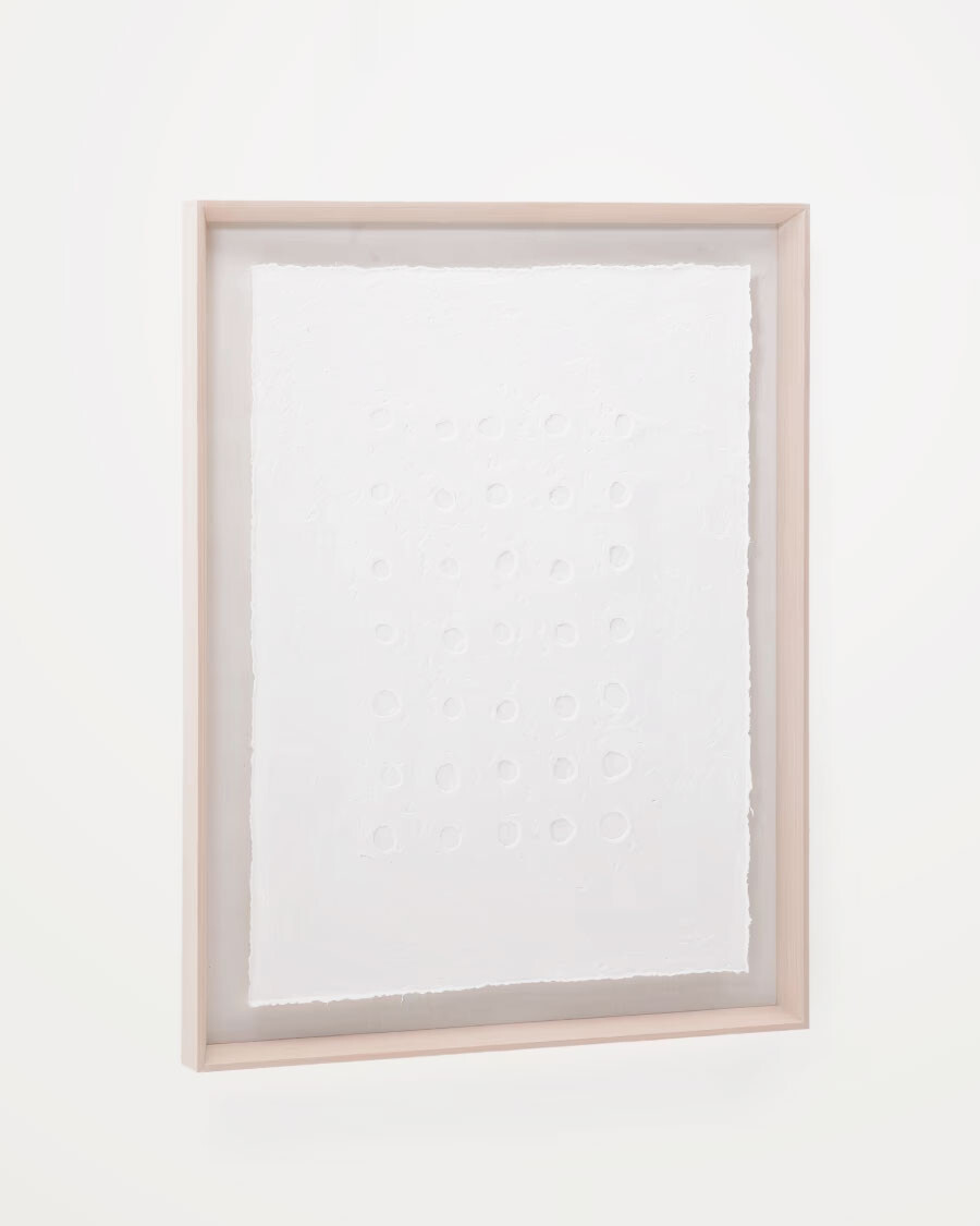 Cuadro abstracto Olvin de papel reciclado blanco con relieves hechos a mano 94 x 74 cm