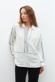 Blusa con bordados en contraste crudo