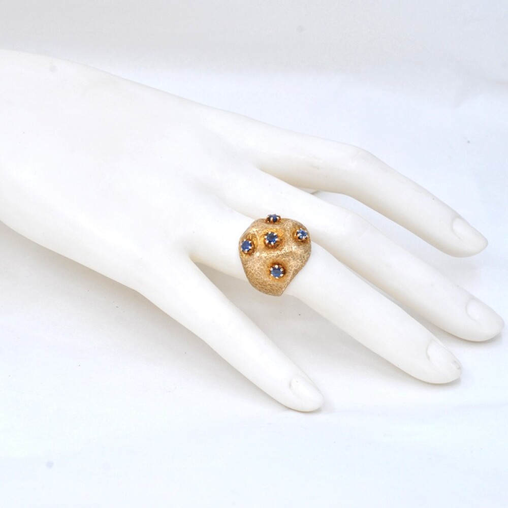 Anillo en oro 18k y zafiros. Anillo en oro 18k y zafiros.