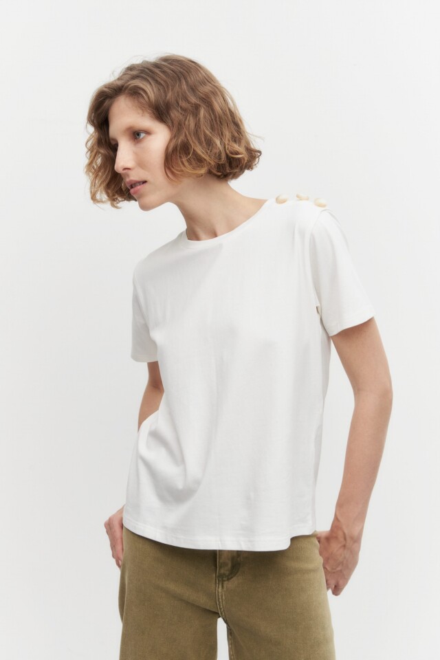 Remera escote base con botones en hombro crudo