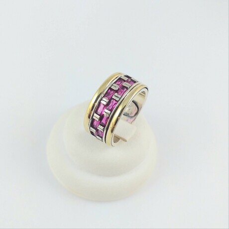 Anillo de plata 925 con detalle de doublé en oro 18K y circonias fucsia. Medidas diámetro interno 18mm, ancho superior 1cm #15. Anillo de plata 925 con detalle de doublé en oro 18K y circonias fucsia. Medidas diámetro interno 18mm, ancho superior 1cm #15.