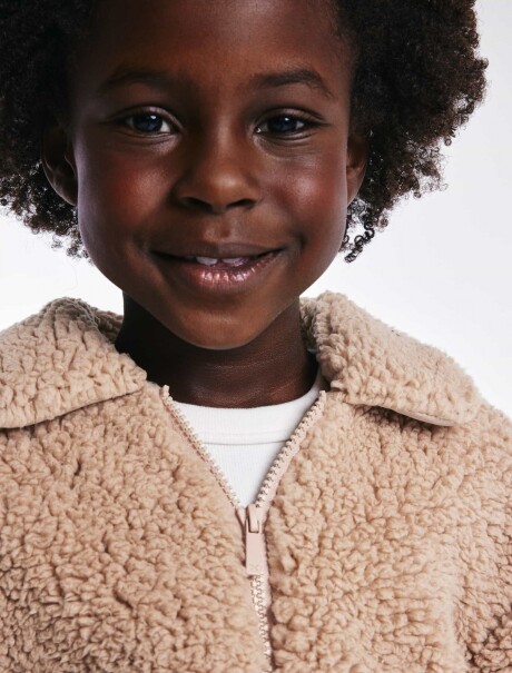 CAMPERA INFANTIL CON BOLSILLOS MARRÓN