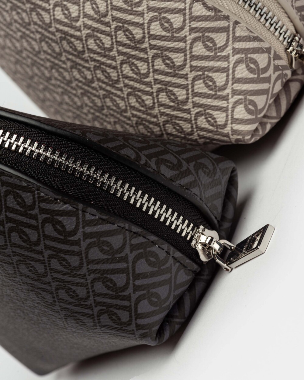 Porta Cosméticos Monogram En Efecto Cuero Estampado Negro