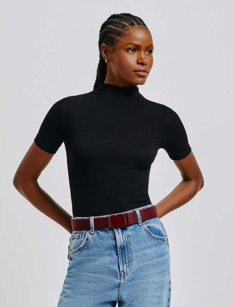 CAMISETA BÁSICA DE CUELLO ALTO NEGRO