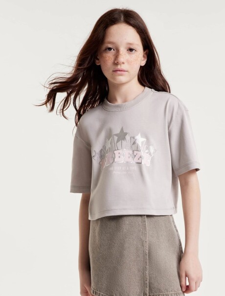 BLUSA INFANTIL MODELO CROPPED CON ESTAMPA GRIS