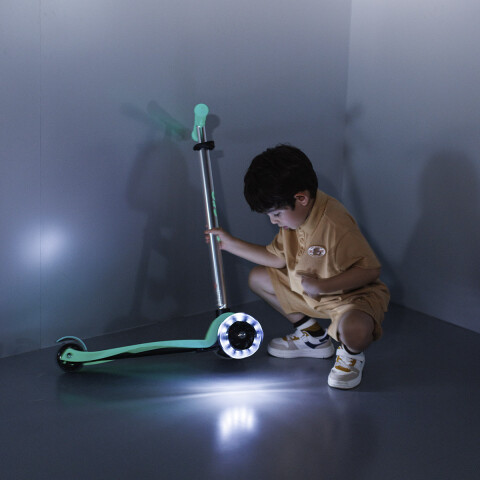 Monopatín Micro Maxi Glow LED Ajustable con 3 Ruedas VERDE
