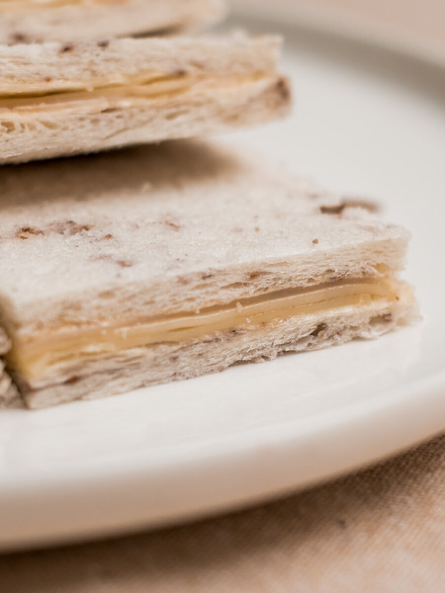 Sandwiches de pan de nuez con jamón y queso Sandwiches de pan de nuez con jamón y queso