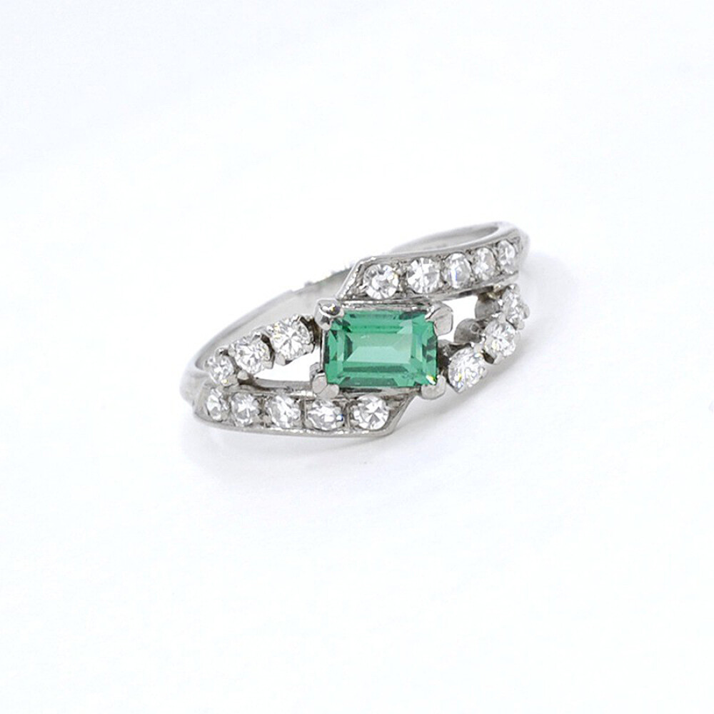 Anillo En Oro 18K, Brillantes Y Esmeralda Central Anillo En Oro 18K, Brillantes Y Esmeralda Central