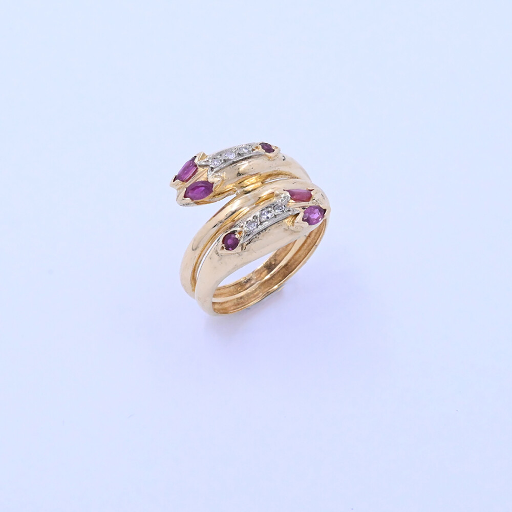 Anillo oro 18k con rubíes navette y brillantes. Anillo oro 18k con rubíes navette y brillantes.