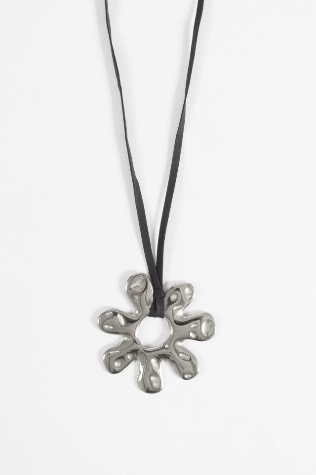Collar cordón suede flor de acero plateado