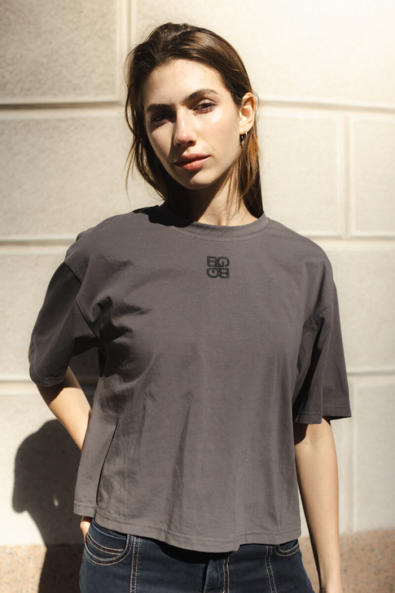 Remera Tag Gris