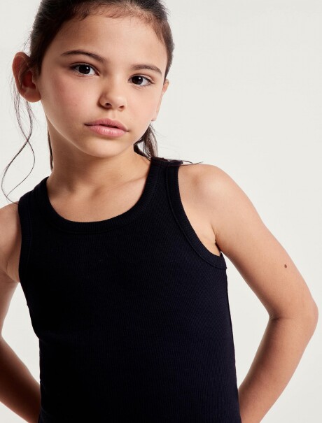 MUSCULOSA BÁSICA INFANTIL EN TELA CANALADA NEGRO