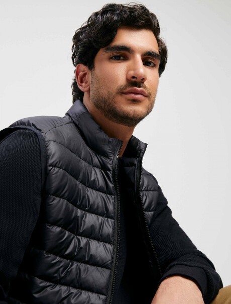 CHALECO PUFFER CON BOLSILLOS MODELO COMFORT NEGRO