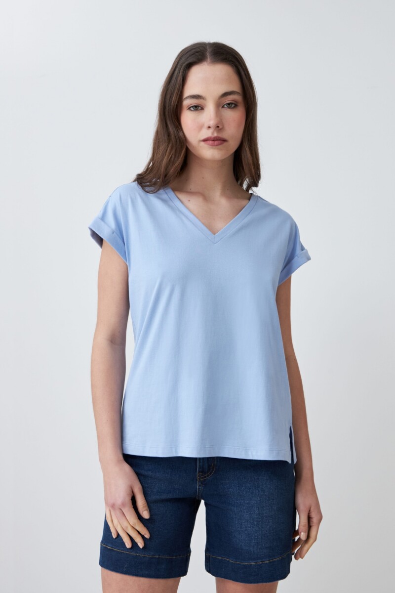 Remera con bordado en hombros celeste melange