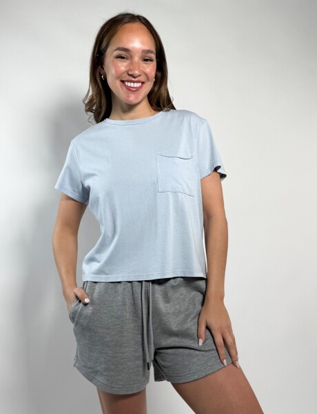 Remera con bolsillo Caro Celeste
