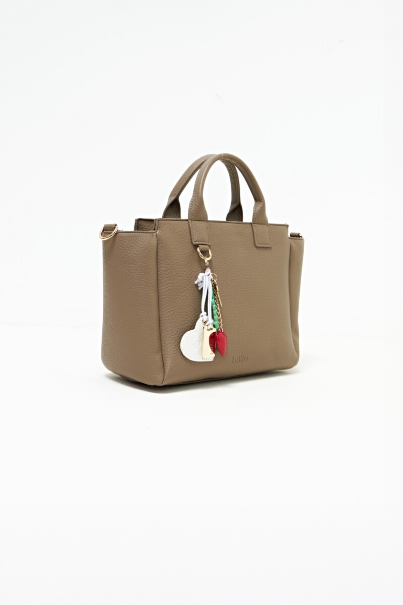 Cartera bandolera con dijes beige