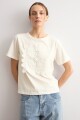 Remera aplique de crochet crudo