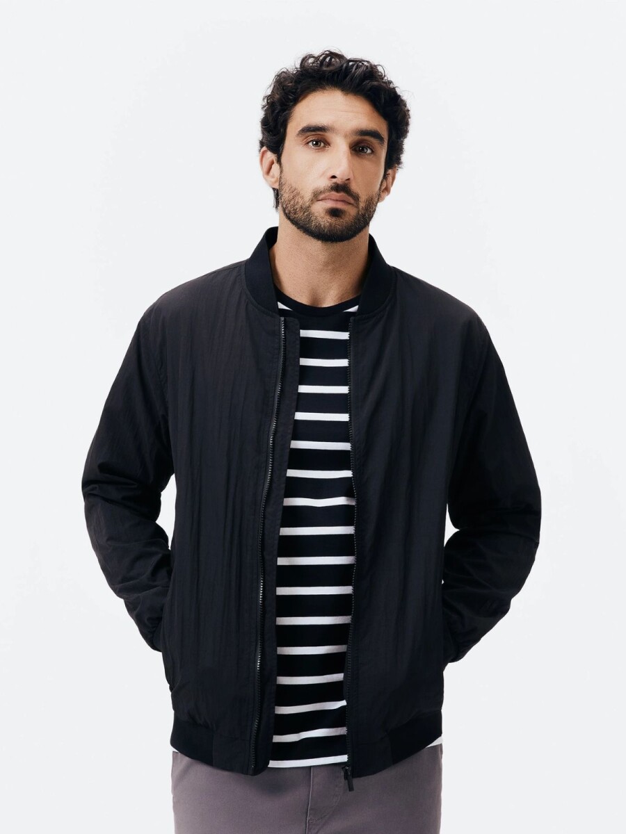 CAMPERA BOMBER CON BOLSILLOS - NEGRO 
