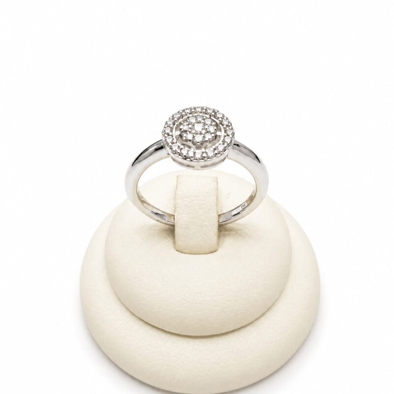 Anillo con circulo al centro de zirconias Anillo con circulo al centro de zirconias