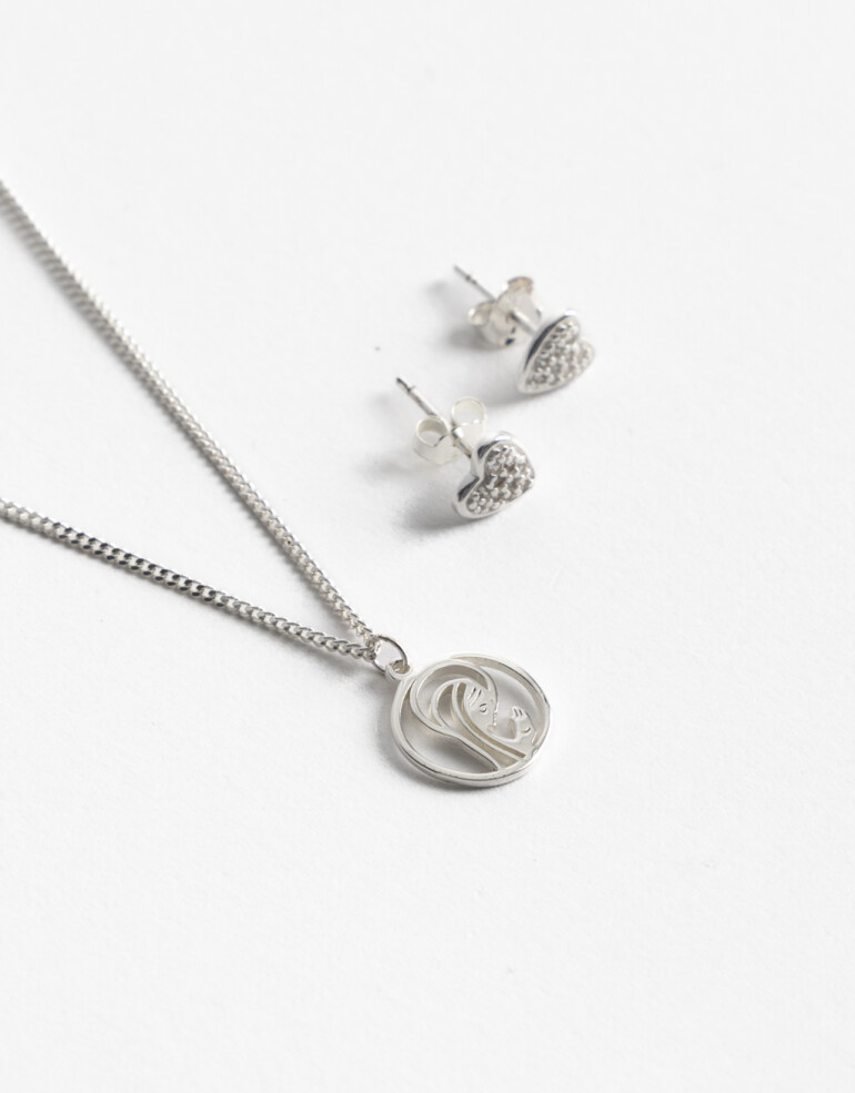 Bijouterie Set Metal Set Para Niñas En Plata Aros Corazón Y Dije Virgen Niña - Plateado Rodio