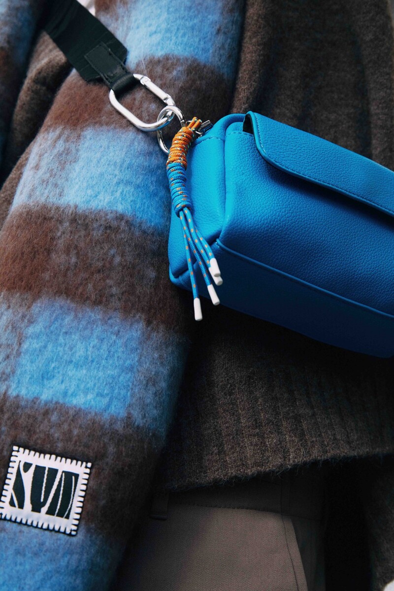 Bandolera mini con bolsillo azul