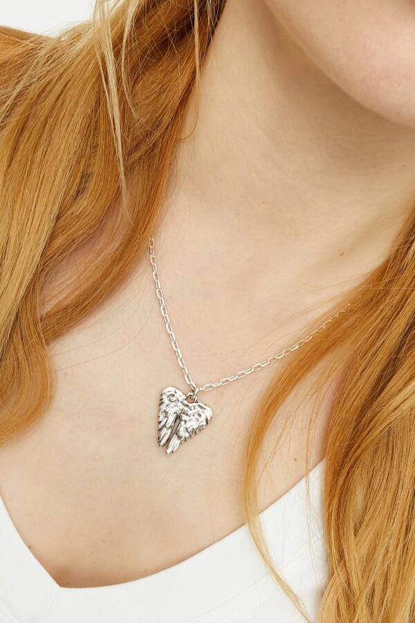 COLLAR CORTO ALEACIÓN DE METALES BAÑADO EN PLATA CON DETALLE DE ALAS Colgante