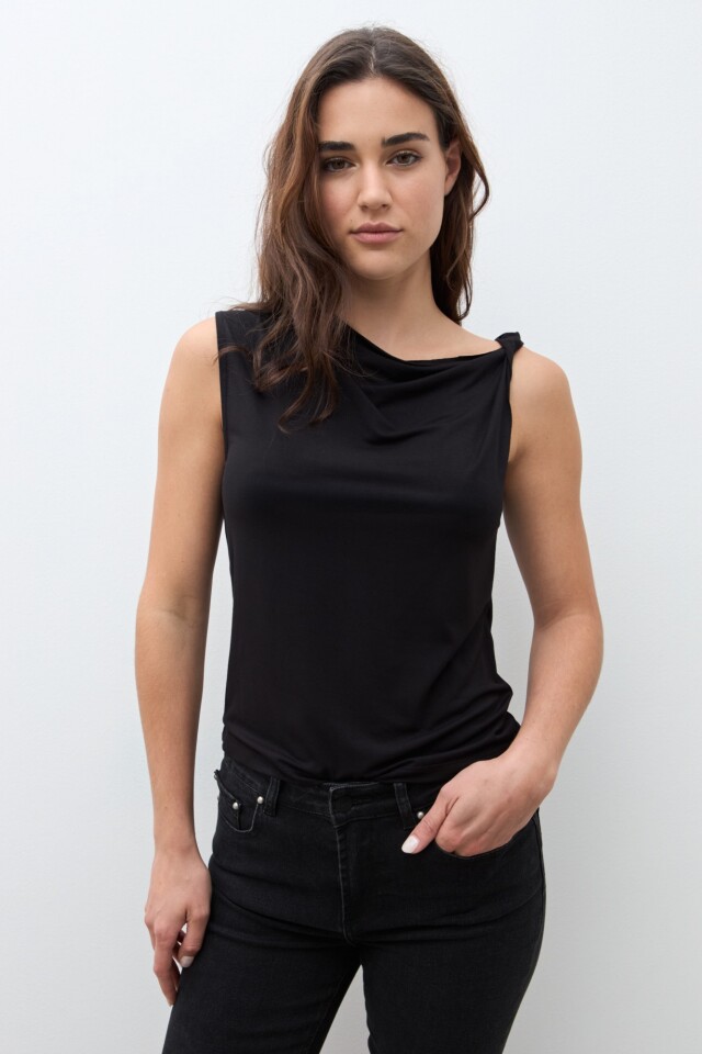 Top escote torneado negro