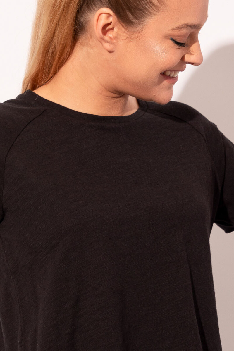 REMERA COSMOPOLITAN Negro