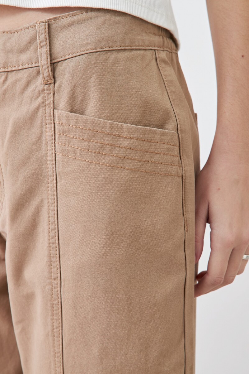 Pantalón recto con pespuntes tostado