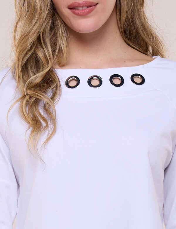 Remera Escote Bote Con Ojalillos Metálicos BLANCO