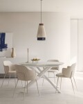 Silla Yunia beige con patas de acero con acabado pintado beige