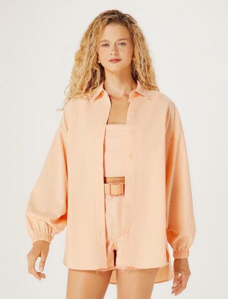 CAMISA MODELO OVERSIZE NARANJA