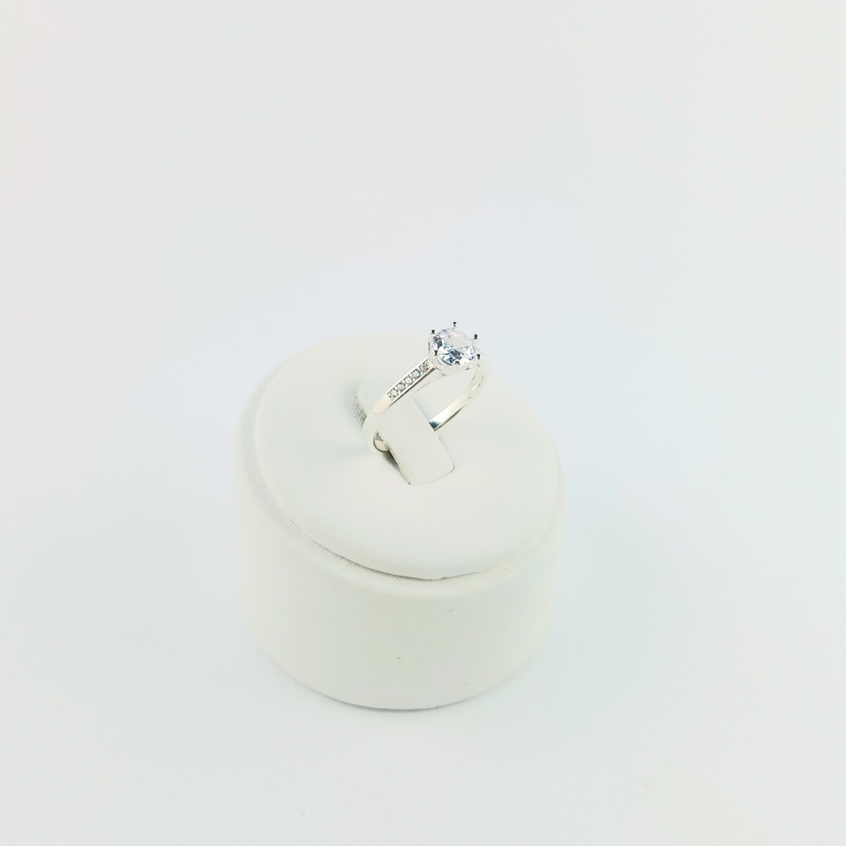 Anillo de plata 925 con circonia, Cintillo. 