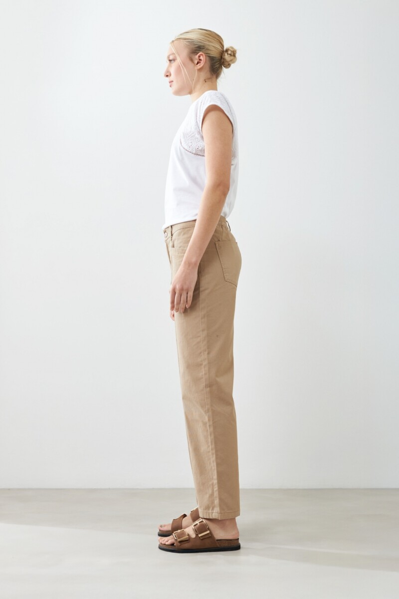 Pantalón recto con pespuntes tostado