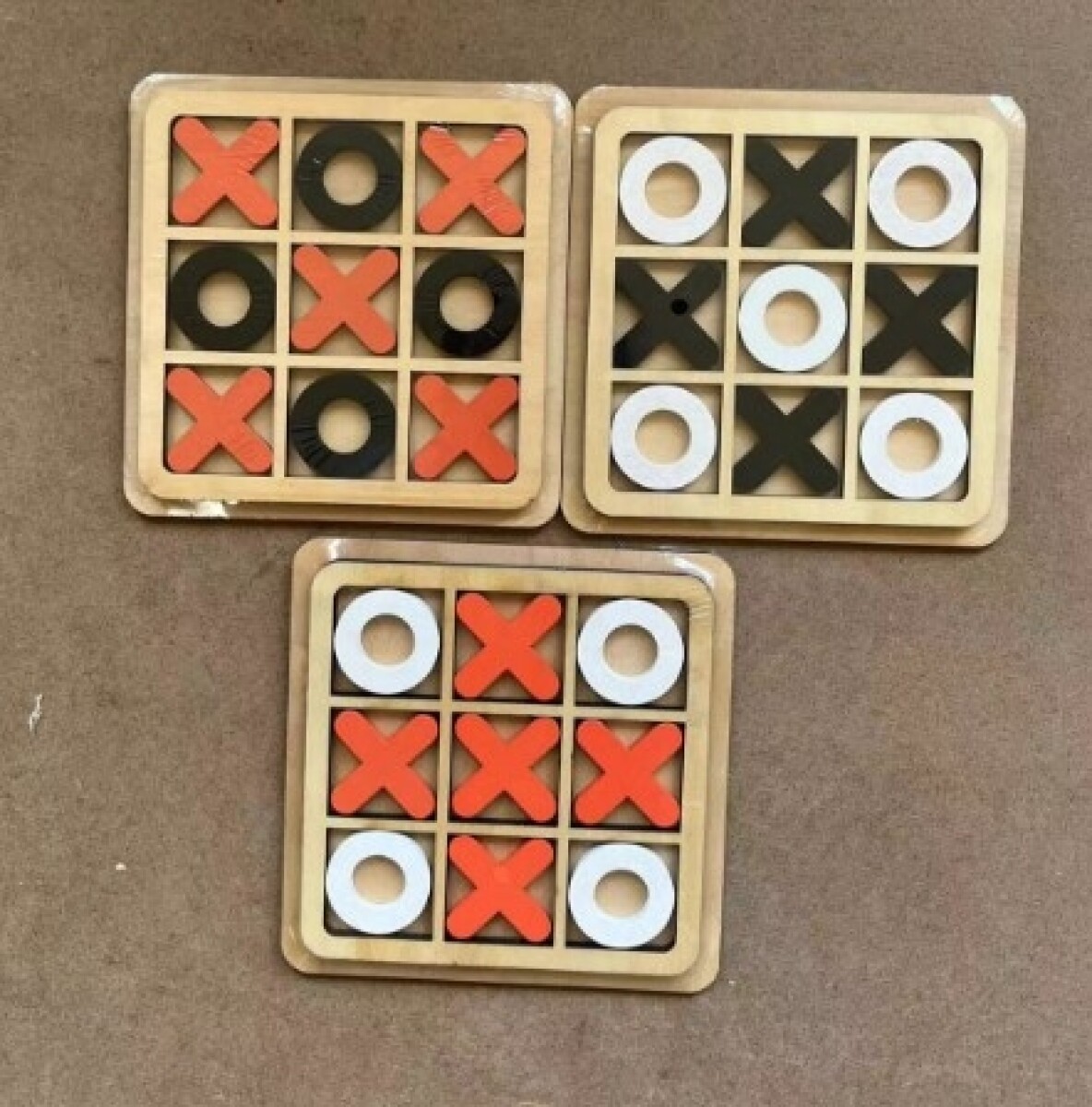 JUEGO DE MESA DE TRES EN RAYA - 14 CM 
