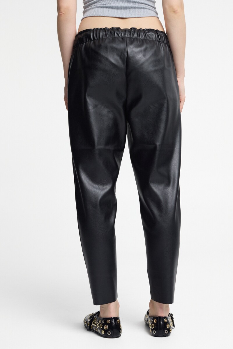 Pantalón slim fit Negro