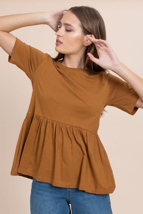 Remera con volado Ocre
