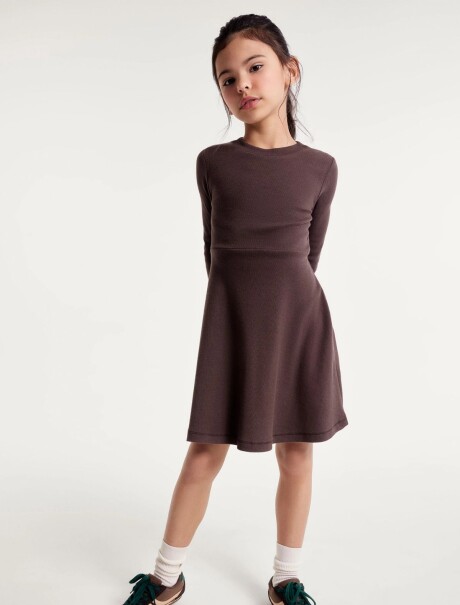 VESTIDO INFANTIL EN TELA ACANALADA MARRÓN