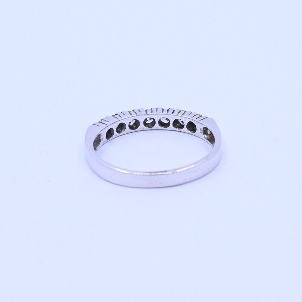 Anillo medio sin fin oro 18k blanco con 7 brillantes engarce 4 puntas. Anillo medio sin fin oro 18k blanco con 7 brillantes engarce 4 puntas.