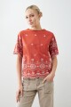Remera con broderie lacre