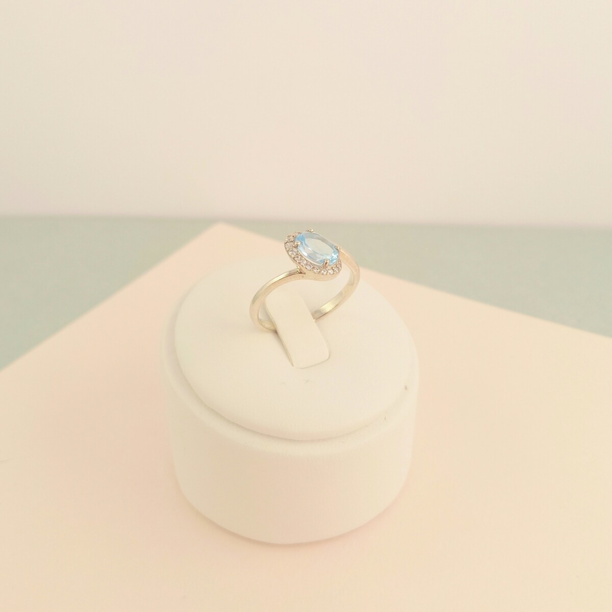 Anillo de plata 925 con topacio celeste y circonias. 